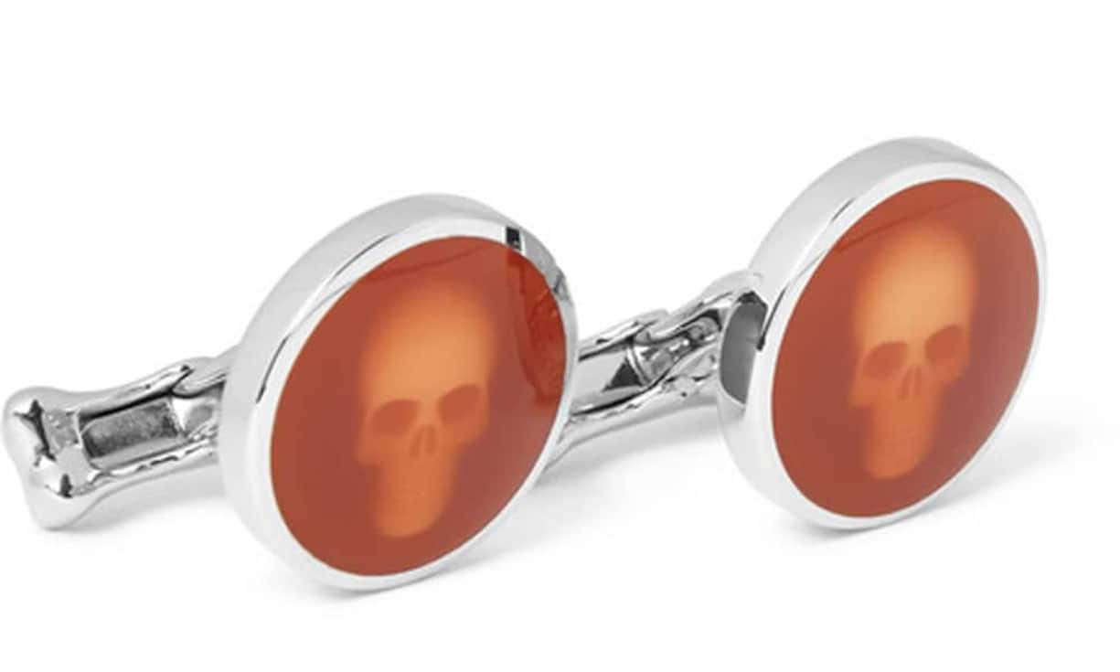 Speziell: Alexander McQueen Die Alexander McQueen Manschettenknöpfe mit dem gedrucken Totenkopf-Emblem wirken frech und unkonventionell, sind aber dennoch businesstauglich. Bei www.mrporter.com erhältlich. Preis 139 Franken
