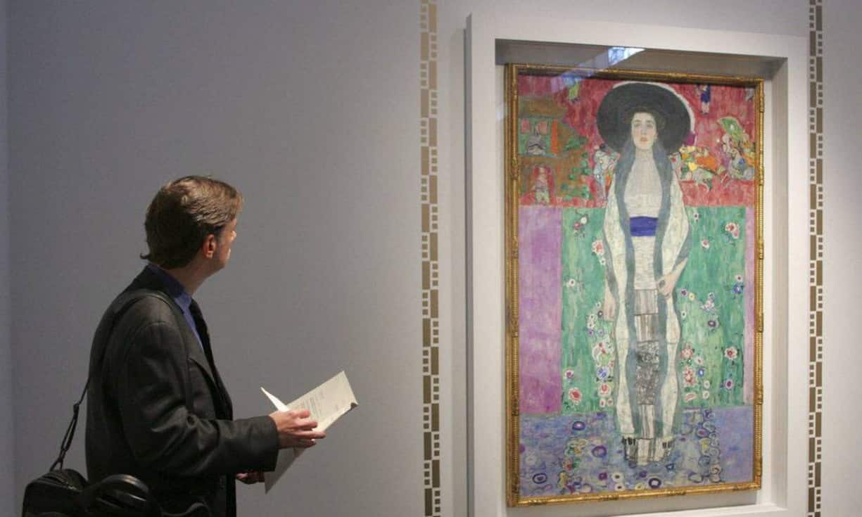 Platz 11: Gustav Klimt – «Adele Bloch-Bauer II» (1912)
Fünf Jahre nach der «Goldenen Adele» verewigte Klimt nochmals die Tochter des Bankdirektors Moriz Bauer. Das Bild wurde 2006 für 87,9 Millionen Dollar an einen Unbekannten verkauft. Vorher war es im Besitz von Adele Bloch-Bauers Nichte Maria Altmann. Diese beschrieb die Tante einst als «krank, leidend, immer mit Kopfweh, rauchend wie ein Schlot, furchtbar zart, dunkel».