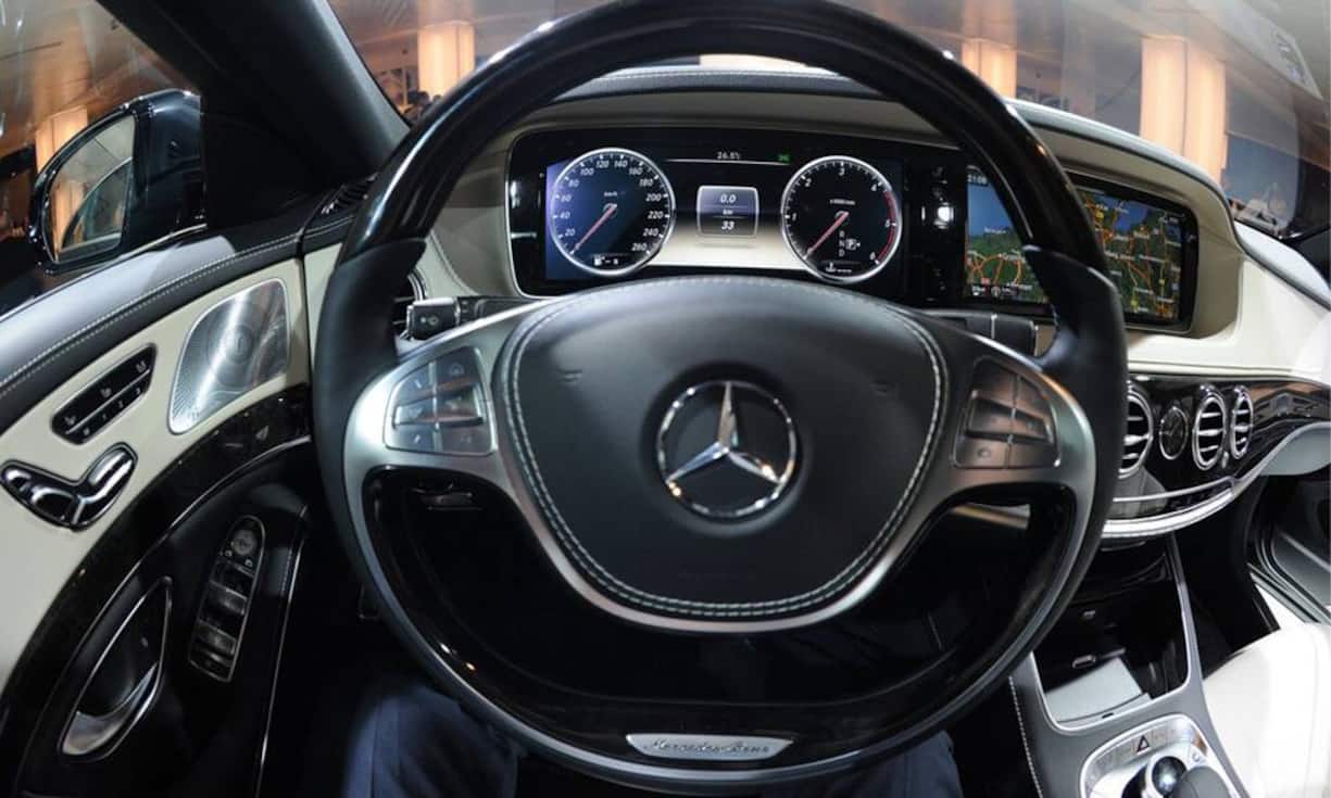 Das Cockpit im neuen Mercedes: Eine luxuriöse Innenausstattung mit hochwertigen Materialien.