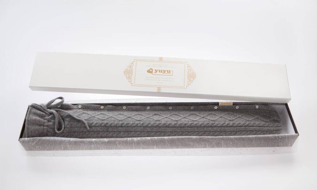 Kuschelig: Yuyu Bottle (unisex)YUYU Hot Water Bottle ist die weltweit längste Wärmflasche für den ganzen Körper. Sie hat einen kuscheligen Überzug, wahlweise aus 10, 30 oder 100 Prozent Kaschmir. Genau das richtige für kalte Wintertage. Preis ab 105 Franken