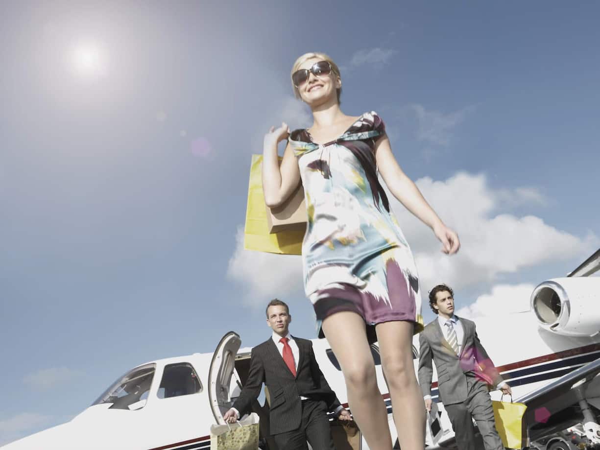 Zum Shoppen mal eben den Privatjet nehmen. So wie auf diesem (gestellten) Foto könnte man sich das vorstellen.