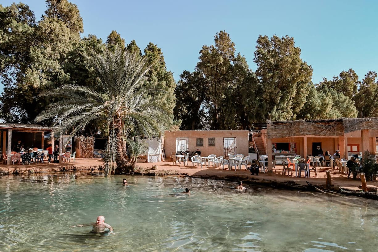 Das Oasendorf Ksar Ghilane, um eine heisse Quelle herum gebaut, ist Treffpunkt für Touristen und Abenteurer.