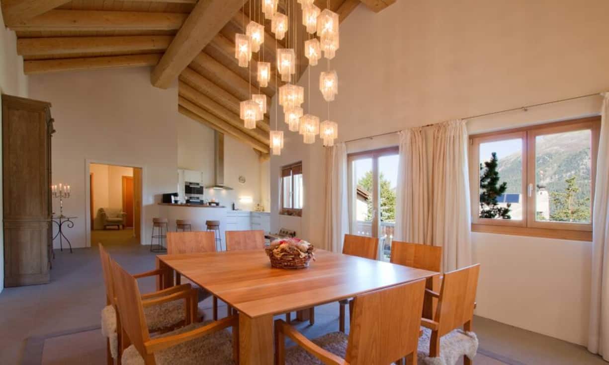 Die luxuriösen Möbel in der Wohnung wurden individuell angefertigt.