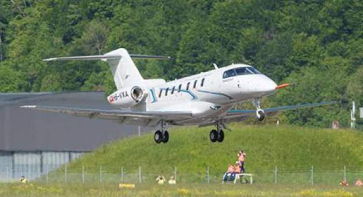 Der erste Rundflug des Düsenjets Pilatus PC-24: Flugzeugfans haben rund um den Flugplatz in Stans Stellung bezogen, um einen ersten Blick auf die Maschine in der Luft zu erhaschen. Hier hebt sie gerade ab.