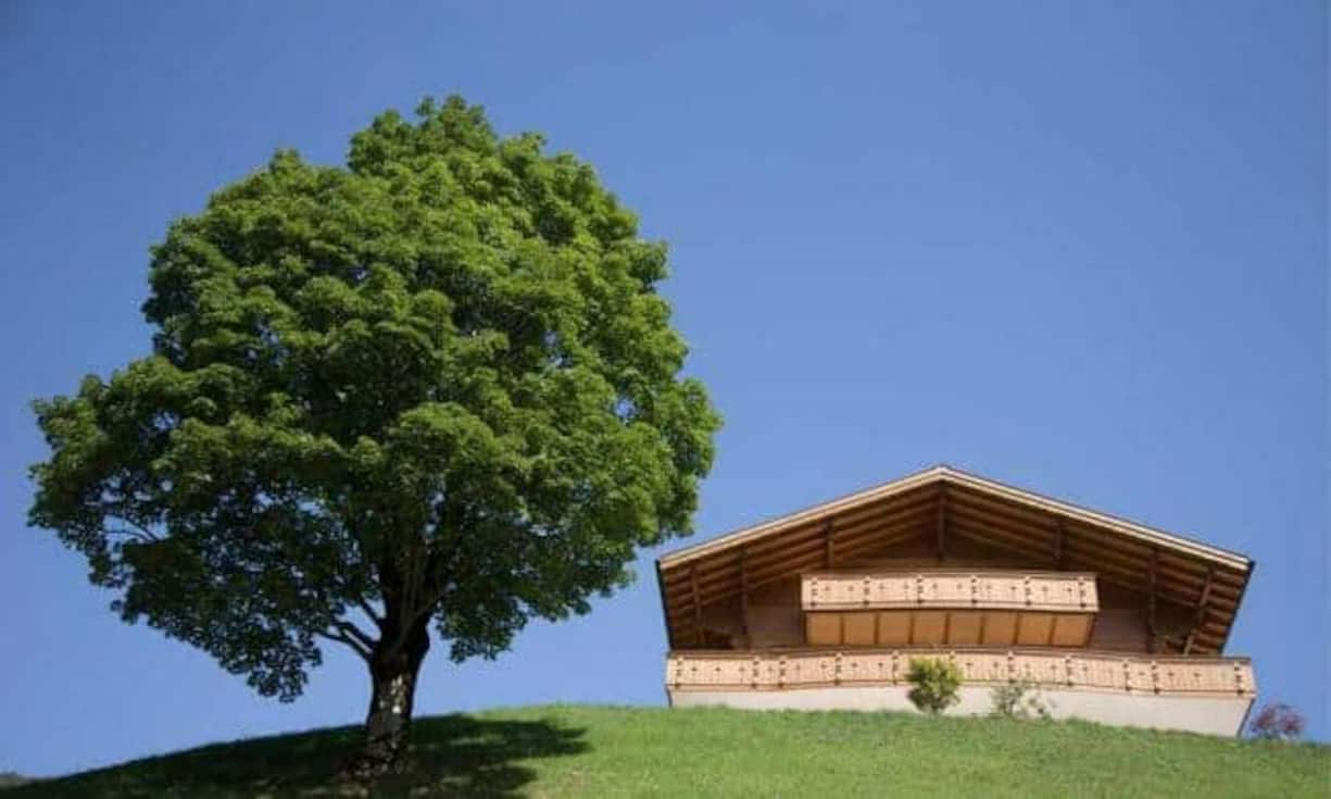 Ferien in einer der schönen Ecken der Schweiz bringen Erholung zu jeder Jahreszeit. In kaum einem anderen Land bietet sich Interessenten eine solche Vielfalt an Ferienhäusern. Manche wollen das idyllisch, umgebaute Maiensäss, andere zieht es in eine mondäne Destination. Die Zürcher Immobilienberatung Wüest & Partner schätzt, dass der Schweizer Immobilienbestand rund 550'000 Ferien- und Zweitwohnungen zählt.
Nicht an allen Orten sind sie gleich teuer. Die Liste der teuersten Gemeinden.