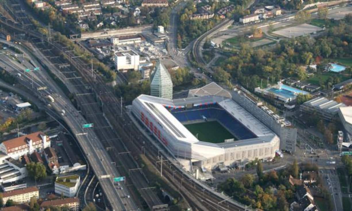 Viel Erfahrung haben Herzog & de Meuron im Bau von Stadien. 1998 bis 2001 bauten sie den St.-Jakob-Park in Basel. Der kristallförmige Turm kam im Zuge der Erweiterung für die EM 2008 dazu. Wikimedia/CC/Sven Scharr