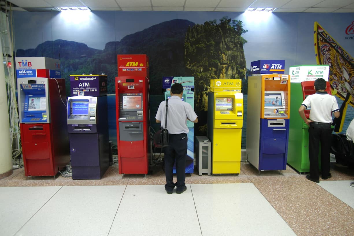 Geldautomaten an einem Flughafen in Thailand, 2008