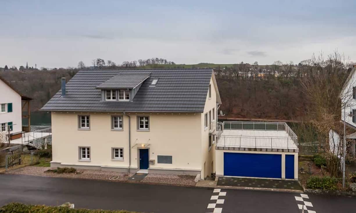 Der kleine Weiler Nohl Gehört zur Gemeinde Laufen-Uhwiesen im Kanton Zürich. In wenigen Gehminuten erreicht man den Rheinfall. Preis: 1'390’000.-
Quelle und Bilder: Engel & Völkers