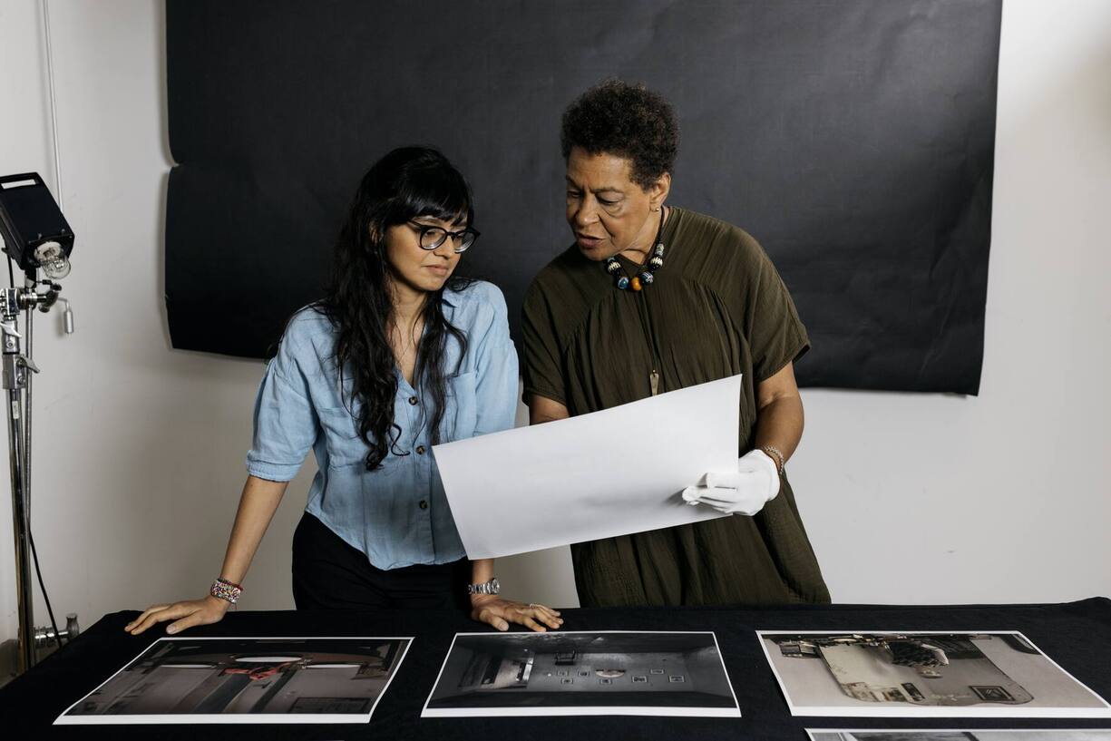 Die kolumbianische Jungkünstlerin Camila RodrÍguez Triana (links) mit ihrer Mentorin, der amerikanischen Medienkünstlerin Carrie Mae Weems.