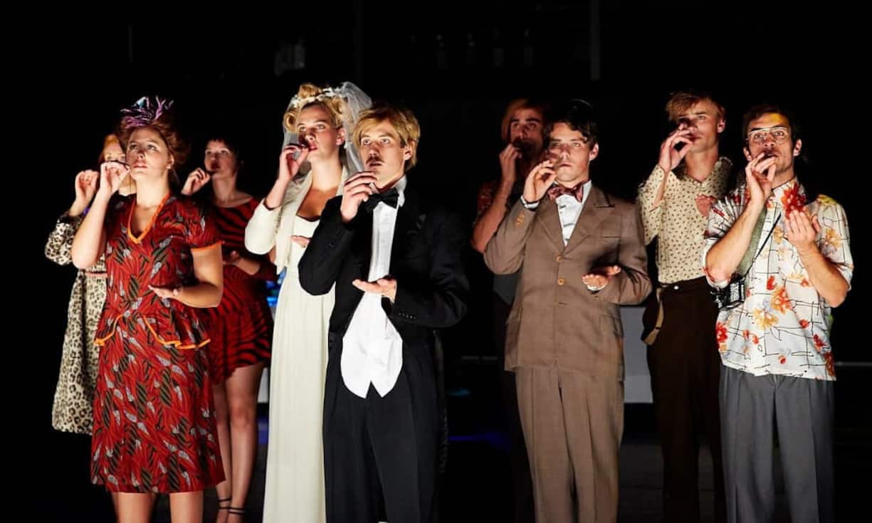 Schauspieler heiraten meist innerhalb der Unterhaltungsindustrie: Weibliche Schauspielerinnen heiraten häufig Schauspieler oder weibliche Designerinnen. Schauspieler heiraten ebenfalls vermehrt andere Schauspieler, TV-, Video- und Spielfilm-Akteure, -Kameramänner oder -Redakteure.