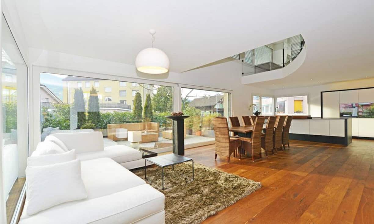 Das Haus verfügt über besonnte Terrassen und über einen kleinen Gartenanteil.