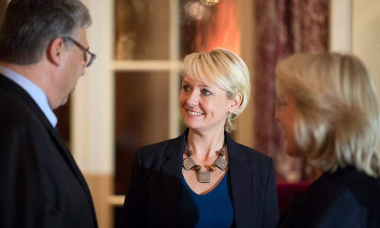 Isabelle Morets (mi.) Kandidatur wurde von den FDP-Frauen begrüsst sowie von Frauenorganisationen und den Grünen. Die 1989 zurückgetretene Elisabeth Kopp war die bisher einzige Bundesrätin der FDP. Im ersten Wahlgang erhielt sie 55 Stimmen, im zweiten 28 Stimmen.