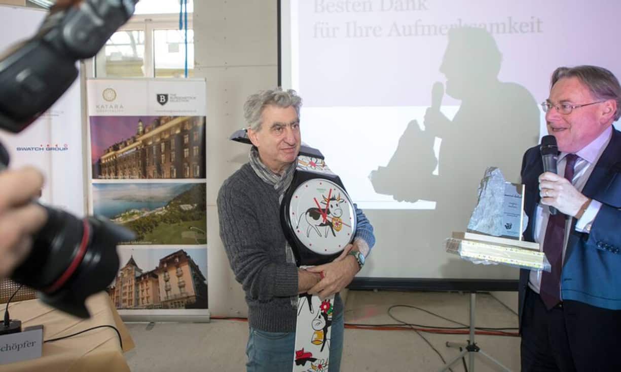 Nick HayekCEO Swatch GroupHayek gebietet mithin über einen Konzern, der in einer Art Pyramide für alle Budgets und Ansprüche klar positionierte Marken hat und heute die Nummer eins der Branche ist.
Zwar musste auch die Swatch Group Einbussen kommunizieren – der ganze Sektor leidet. Doch seit Juli sehe die Gruppe wieder Wachstum, liess Hayek verlauten.