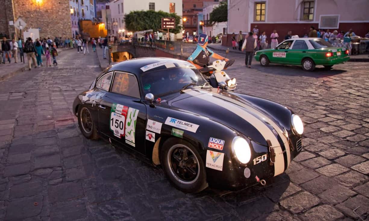 Der wunderschöne Porsche hat die anstrengende Tagesetappe hinter sich und rollt nun durch die Stadt zum Hotel.