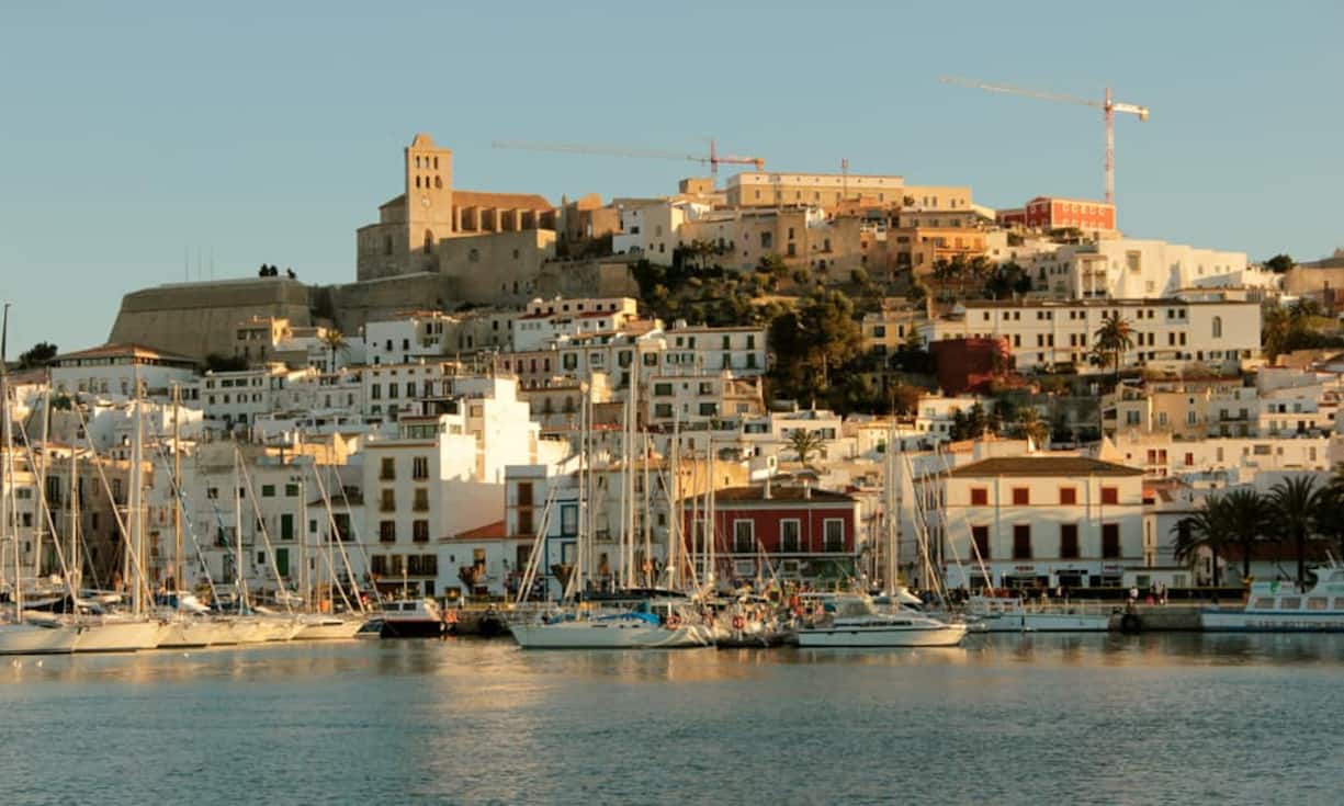 5. Ibiza spielt unter den Inseln nur die zweite Geige
Mallorca schlägt Ibiza – das gilt aber nicht für Genf. Hier rangiert die Mittelmeer-Insel auf dem ersten Platz. Die Kosten: 218 Franken mit Easyjet. Teurer ist es ab Basel: 276 Franken mit Easyjet. Und ab Zürich: 282 Franken mit Swiss.
Bild: Flickr/CC/Michela Simoncini