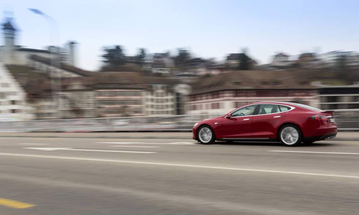 Der Amerikaner beschleunigt in allen Lagen unglaublich stark. Dies hat auch seinen Preis - besonders was die Reifen angeht. Denn je nach Fahrweise halten die Hinterpneus bloss 6000 bis 8000 Kilometer. Was bei einem Preis von 500 Franken pro Pneu nicht gerade günstig ist.     Das Auto hat der Fotograf Patrick Stoll exklusiv für handelszeitung.ch in Szene gesetzt.