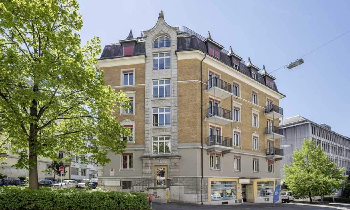 Die Attika-Wohnung befindet sich in einem im Jahr 2002 kernsanierten kleinen Mehrfamilienhaus in Wipkingen mit nur 5 Parteien, dessen architektonische Ursprünge auf das Jahr 1917 zurückgehen.