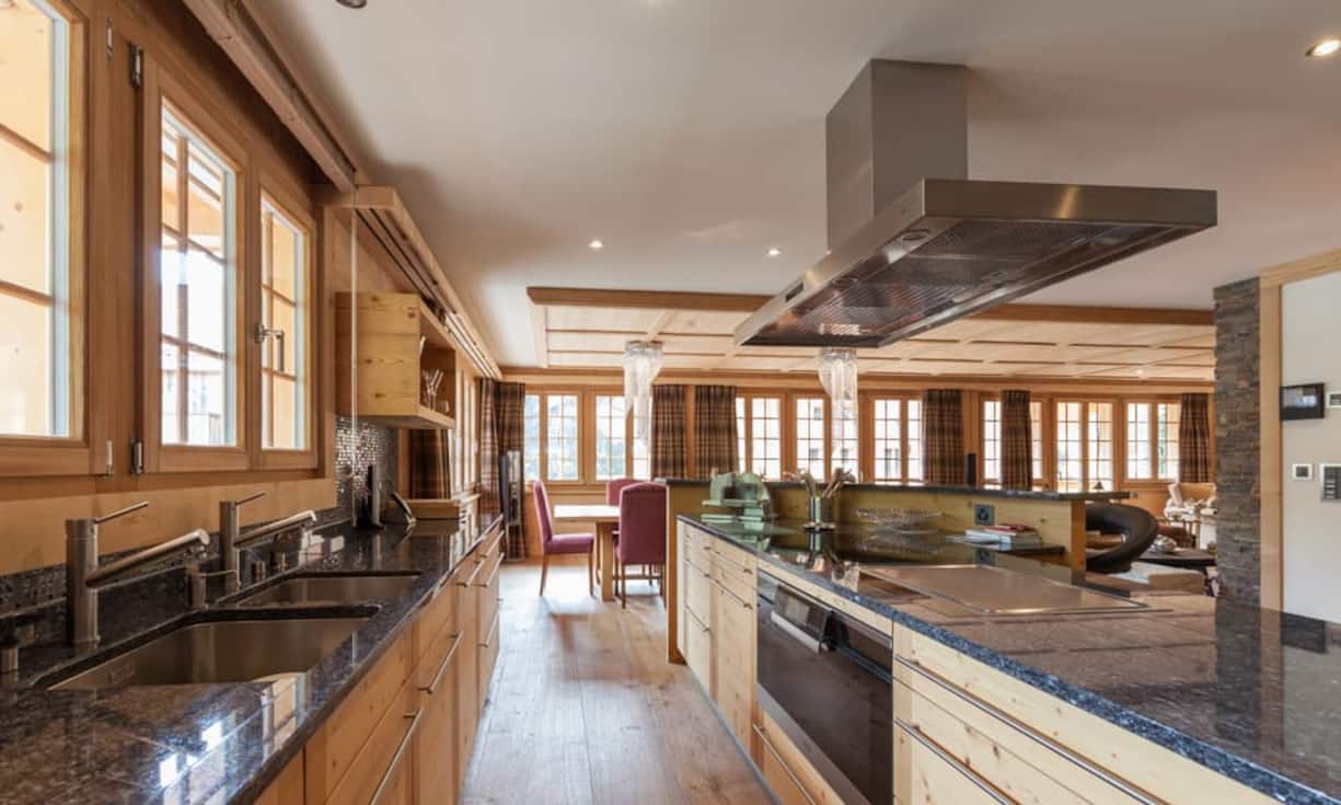 Die grosszügige Küche ist durch eine Bar abgetrennt vom Essbereich, welcher Platz bietet für bis zu 14 Personen.