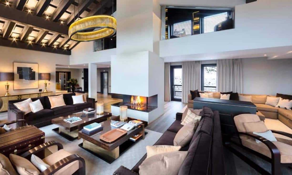 Chalet Bellevue in Courchevel, Frankreich - 420'000 Franken pro Woche:Das Chalet macht seinem Namen alle Ehre und bietet Blicke auf das unglaubliche Panorama der Berge von Courchevel. Im allgemeinen Wohnbereich eröffnen Fenster vom Boden bis zur Decke das Gefühl von Freiheit. Das bietet auch eine riesige Bar mit Nachtclub, DJ-Pult und einem perfekten Lichtsystem – neben Pool, Whirlpool und Sauna natürlich.