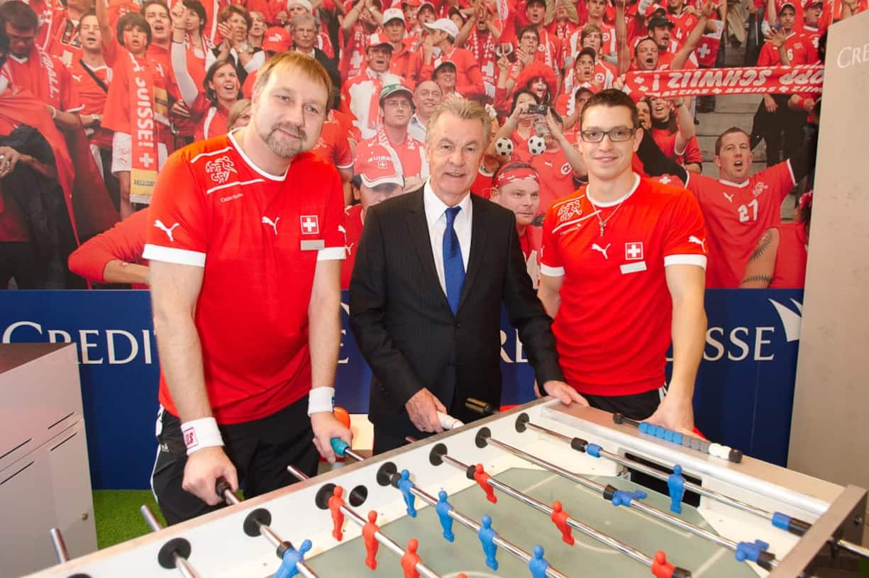 Kicken mit Ottmar I / Am Töggelikasten mit den Weltmeistern im Tischfussball: Roland Prisi; Ottmar Hitzfeld, Fussballtrainer; Fabio di Santo