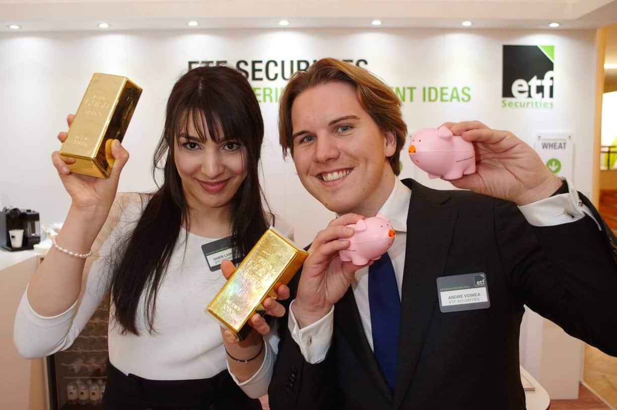 Goldbarren und Glücksschweinchen bei etf: Sihem Labbas, Associate Switzerland & Middle East, etf; Andre Voinea, Associate Switzerland, etf