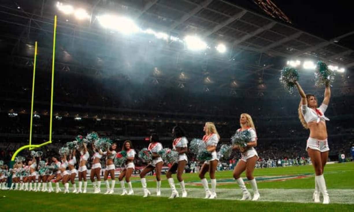 Die meisten anderen Klubs sagen jedoch nicht, wie viel sie den Girls bezahlen. Amerikanische Medien schätzen die Gagen auf durchschnittlich 125 Dollar pro Spiel – Trainings und Proben mitgerechnet.