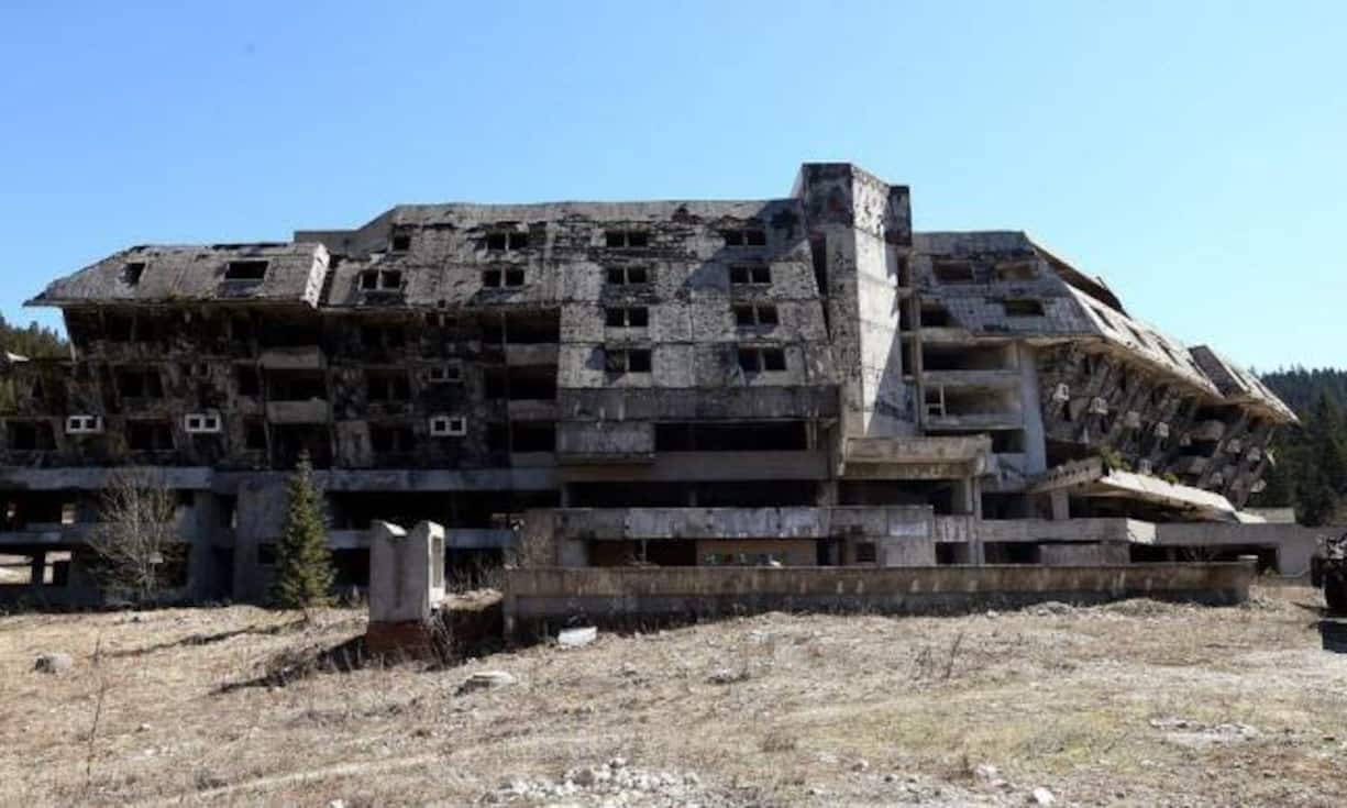 Hier der Blick auf die Ruinen, in denen einst die Sportler untergebracht waren.