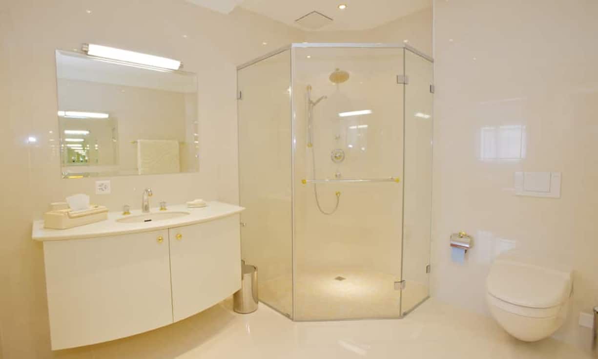 Eines davon mit einer grossen Dusche und Regenbrause, das andere...