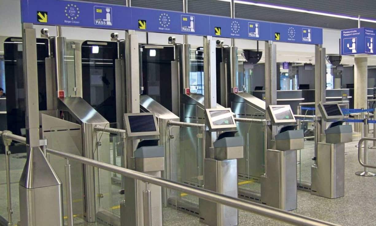 E-Gates offen: Inhaber von elektronischen Reisepässen der EU, des EWR und der Schweiz können an deutschen Flughäfen wie Frankfurt, Hamburg oder München das neue automatisierte Grenzkontrollsystem EasyPass nutzen. Bei den dafür vorgesehenen E-Gates erfolgt die Kontrolle vor der Einreise eigenhändig via Scanner. Eine Registrierung ist nicht nötig. EasyPass an deutschen Flughäfen Gratis