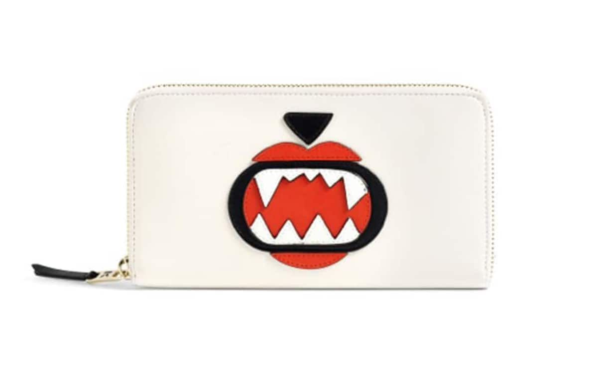Verspielt: Karl Lagerfeld Katzenliebhaber werden bei diesem verspielten Portemonnaie aus Leder sicher zugreifen. Ein Reissverschluss und Platz für acht Kreditkartenfächer sind weitere Extras. In mehreren Farben erhältlich. Preis 215 Franken