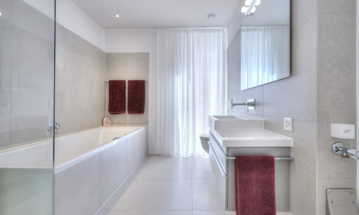 … zwei Badezimmer sowie einen Keller. In etwa 30 Minuten erreichten Sie mit dem Auto Luzern. Mit dem Zug sind Sie in 45 Minuten in der Stadt. Der Preis: 2,35 Millionen Franken.