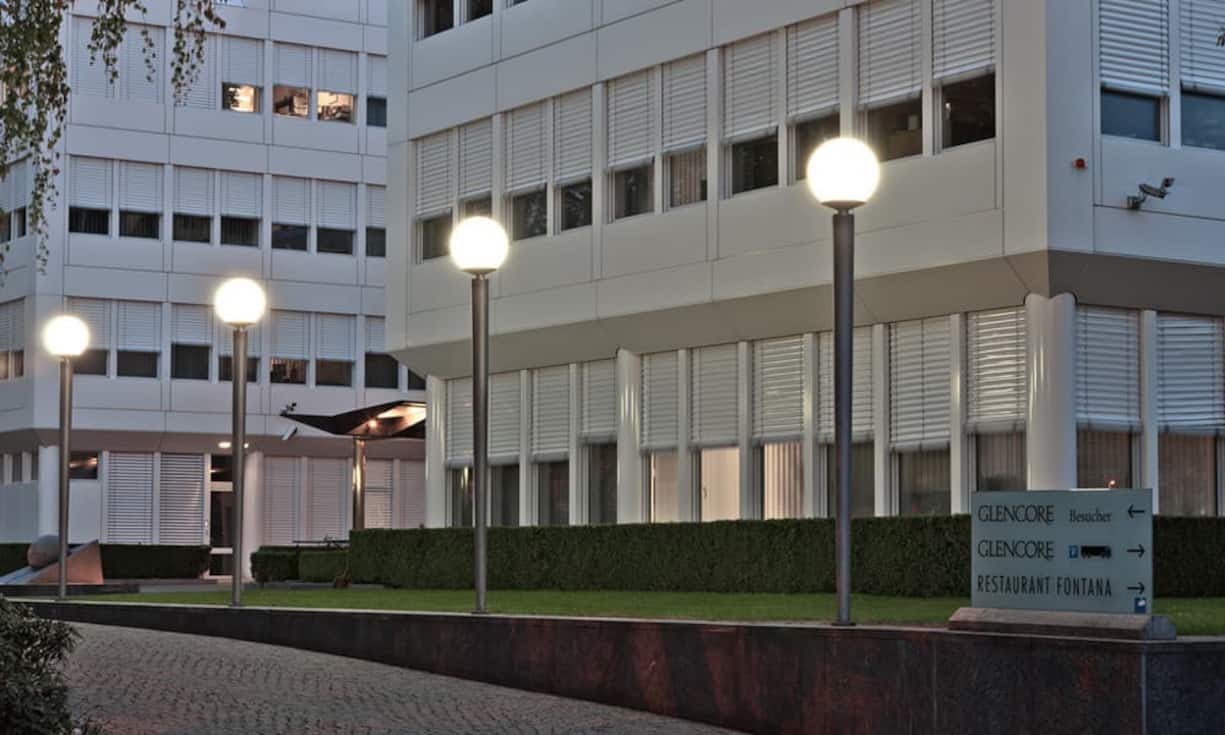 Glencore, Baar, Axess Architekten, 1995: Glencores Manager steuern die Öl-, Gold- und Geldströme aus einem Haus von industriell fabrizierter Architektur. Ivan Glasenberg und die Seinen haben es für ihr Selbstbewusstsein und ihre Wirkung offenbar nicht nötig, sich am heiteren Wettkampf der Symbole zu beteiligen, den praktisch alle grossen Firmen bestreiten.