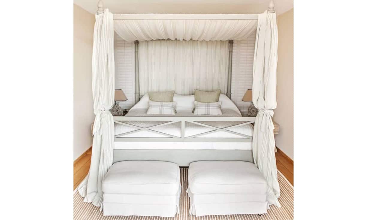 ...eine Mastersuite mit Elternschlafzimmer, Ankleideraum und Elternbadezimmer sowie vier weitere...