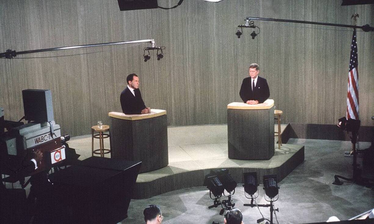 1960: Demokrat John F. Kennedy (r.) gegen Republikaner Richard Nixon - die erste Präsidentschaftsdebatte, die live im Fernsehen übertragen wurde. Kennedy bestach durch Charme und ein sonnengebräuntes Äusseres. Nixon, der zuvor im Spital lag, wirkte dagegen unrasiert und so unsympathisch, dass er seine Chancen verspielte. Kennedy konnte die Wähler für sich gewinnen. Bis 1976 wagte sich kein Kandidat mehr an ein öffentliches Duell.