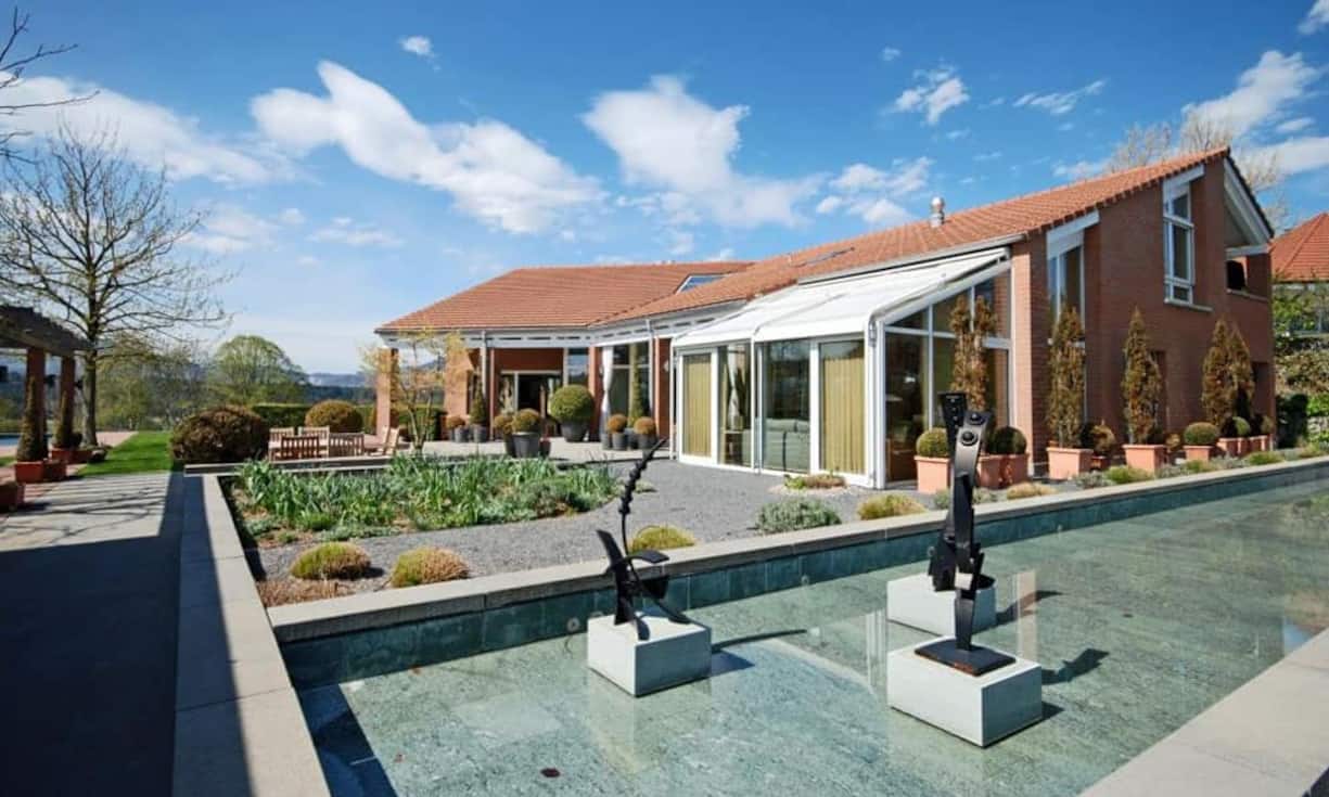 Das Bachsteingebäude mit Wintergarten ist umgeben von...