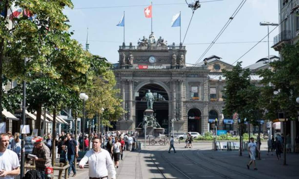 Neu auf Platz 5: Die Bahnhofstrasse in Zürich. Das teuerste Pflaster der Schweiz hat einige Plätze gut gemacht. In einer Erhebung von Ende 2014 schaffte es die Limmatstadt auf Platz 9, jetzt steht sie auf dem fünften Rang. Kostenpunkt: 663 Franken pro Quadratmeter im Monat.