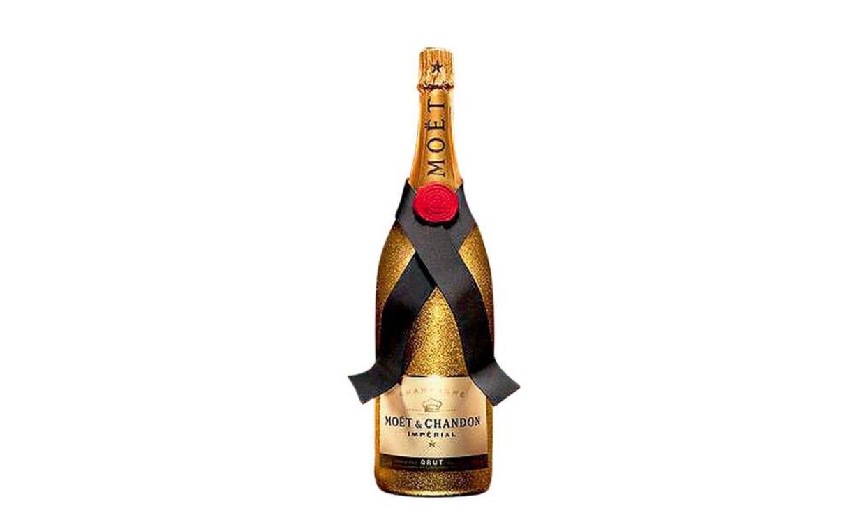 Moët & ChandonDer Impérial wird in 3-Liter-Flaschen angeboten, die mit Goldstaub dekoriert in einem goldenen Schmuckkästchen geliefert werden (560
Franken).