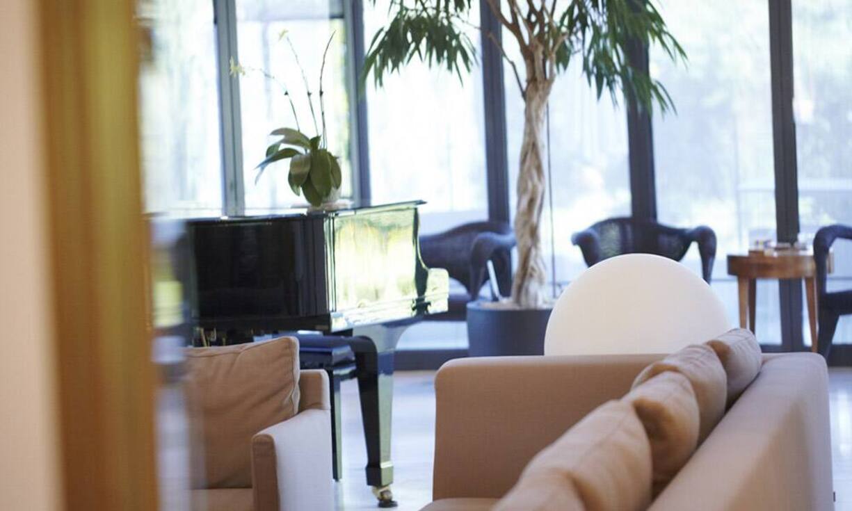 Die 20-Zimmer-Villa wurde 1999 umfassend renoviert und verfügt über diverse Räume, sowie über einen...