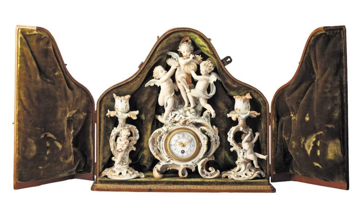 Um 1880 - Edles aus Meissen
Tischuhr aus Meissner Porzellan Vor etwas mehr als 120 Jahren waren sie gross in Mode. Die reich verzierte Tischuhr aus Porzellan wird ergänzt mit zwei separaten Kerzenständern. Zur ausgestellten Uhr gehört auch ein Original-Holzkoffer, der mit feinem, braunem, gemustertem Leder bezogen und mit grünem, gepolstertem Samt ausgeschlagen ist. Im Innern tickt ein Schweizer Uhrwerk mit Handaufzug. Zudem weist die Uhr eine gerändelte Lunette auf.