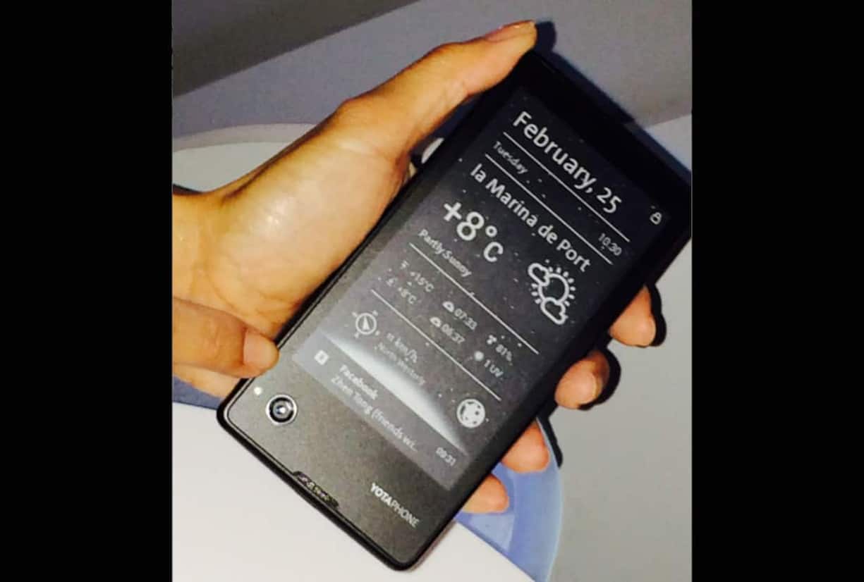 ...Rückseite. Dort kann man seine Mails, Fotos, News, Office-Dokumente oder den Facebook-Feed anzeigen. In unseren Nachbarländer ist es bereits für umgerechnet 600 Franken erhältlich.