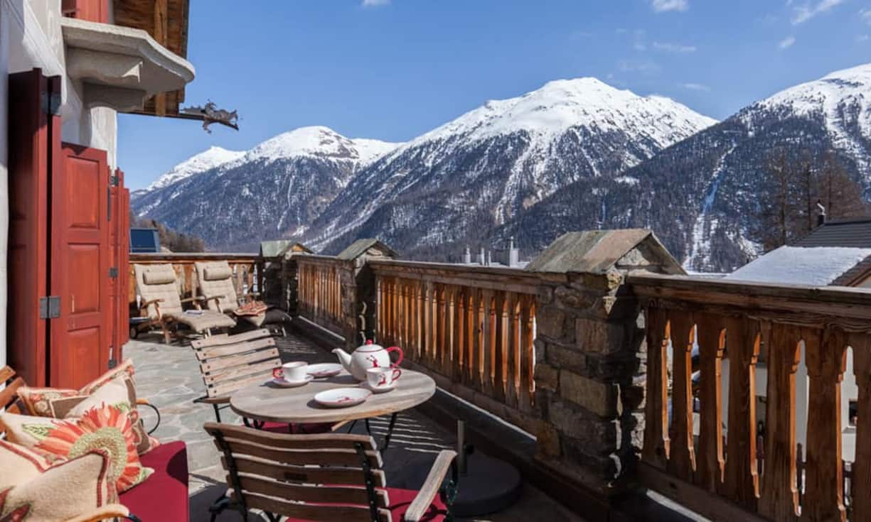 Durch die spezielle Anordnung der grossen Terrassen und des Balkons kann man sowohl im Sommer als auch im Winter Sonnenstunden draussen im Freien verbringen. Die Terrasse erstreckt sich über eine Fläche von 24,6 Quadratmetern.