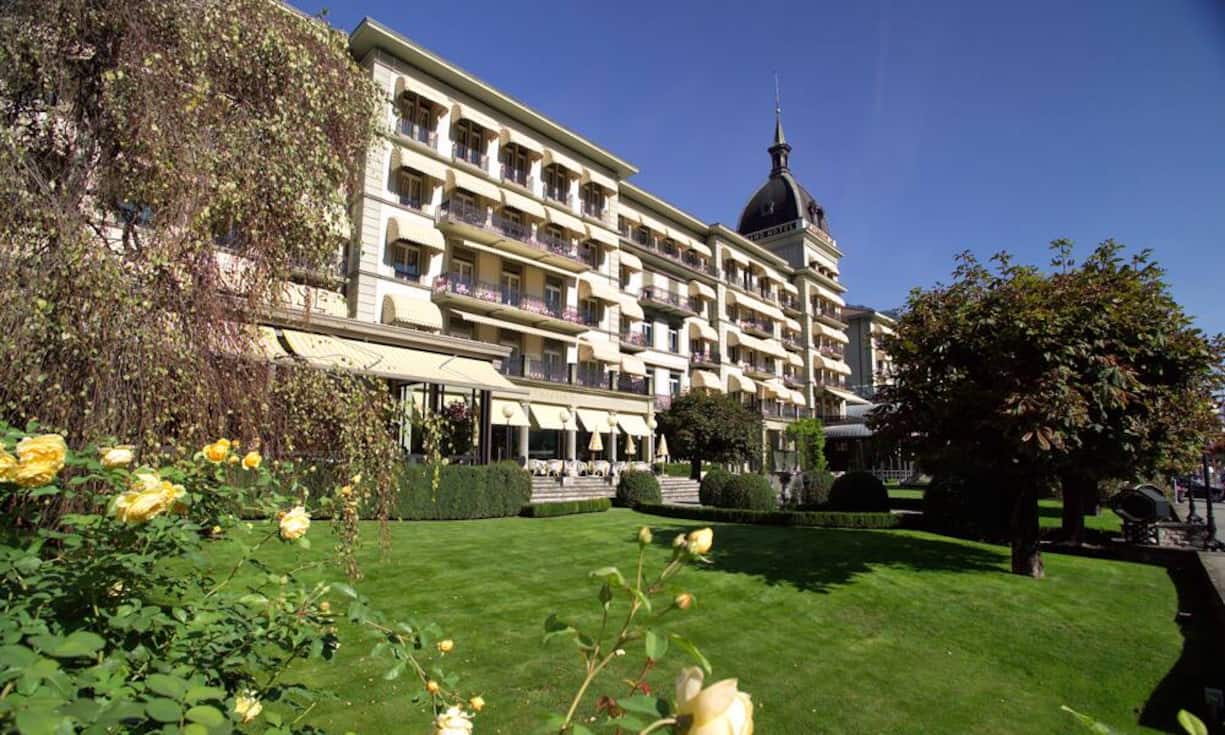 Die besten Stadthotels der Schweiz 2015:  Platz 10: Victoria-Jungfrau, Interlaken.Seit dem Verkauf des Victoria-Jungfrau im letzten Jahr blickt die Branche gebannt auf die Entwicklung dieser Hotelikone. Veränderungen haben bisher nur in homöopathischen Dosen stattgefunden, doch das Direktionspaar Urs und Yasmin Grimm Cachemaille holt Anlauf zu neuen Höhenflügen.