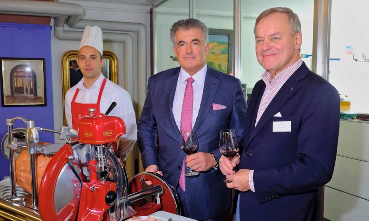 Mattia Caputo, Mitarbeiter Vinoteca  Bindella;
Guido Persterer, Präsident, efficiency Club Zürich;
Rudi Bindella, Inhaber, Bindella Weinbau-Weinhandel AG
(Bildunterschrift v.l.n.r.)