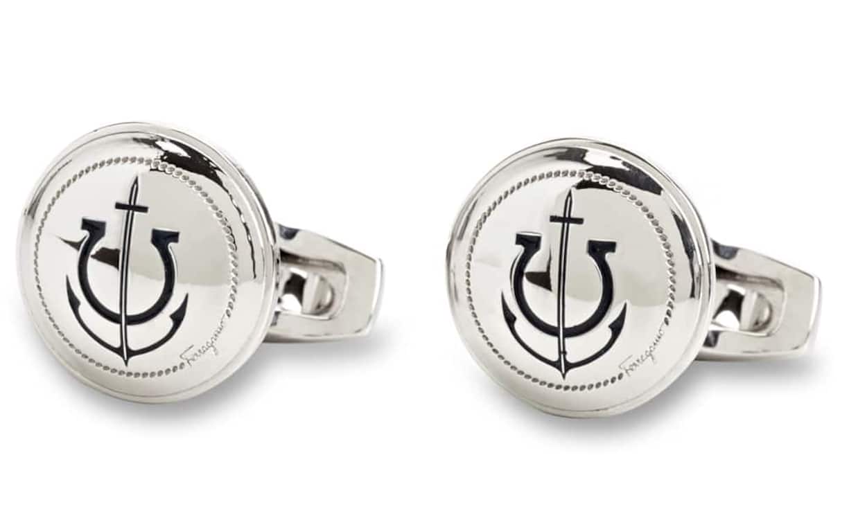 Seemann: Salvatore Ferragamo Für die Kapitäne unter uns hat das italienische Modelabel genau die passenden Manschettenknöpfe. Ein Anker und das Ferragamo Logo, inklusive eingravierten Schriftzug, dienen als Motiv. Preis 230 Franken