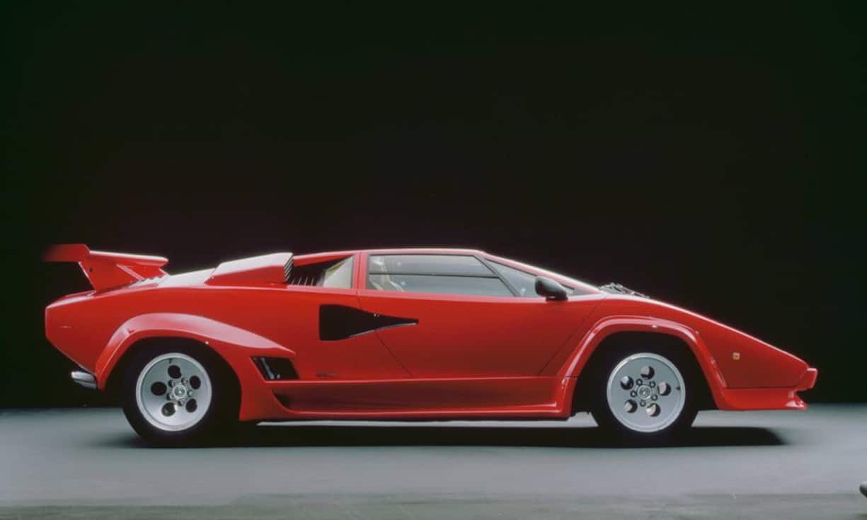 Gemeinsam mit dem Lancia Stratos leitete der Lamborghini Countach in den siebziger Jahren die Keilform bei Sportwagen ein. Diese folgte auf die weiblichen Formen von Sportwagen der sechziger Jahre. Heute sind die Countach Serie 1 gesuchte Sammlerobjekte.