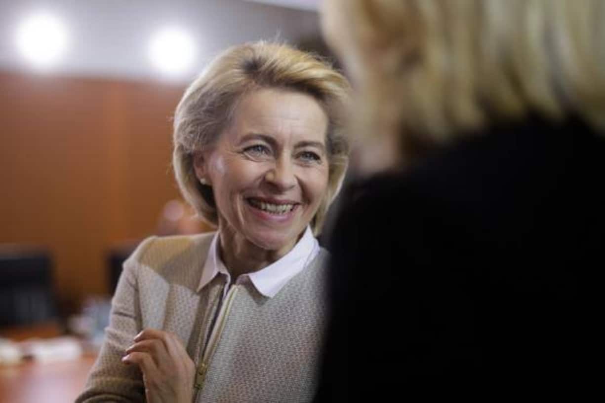 Der sich abzeichnende Wahlsieg Donald Trumps sei ein «schwerer Schock», sagte Verteidigungsministerin Ursula von der Leyen. «Auch wir Europäer wissen natürlich als Bündnispartner in der Nato, dass Donald Trump als Präsident fragen wird, was leistet Ihr im Bündnis. Aber auch wir fragen, wie steht Ihr zum Bündnis?» ... «Ich glaube auch, dass Donald Trump weiss, das dies nicht eine Wahl war für ihn, sondern gegen Washington, gegen das Establishment ist. »