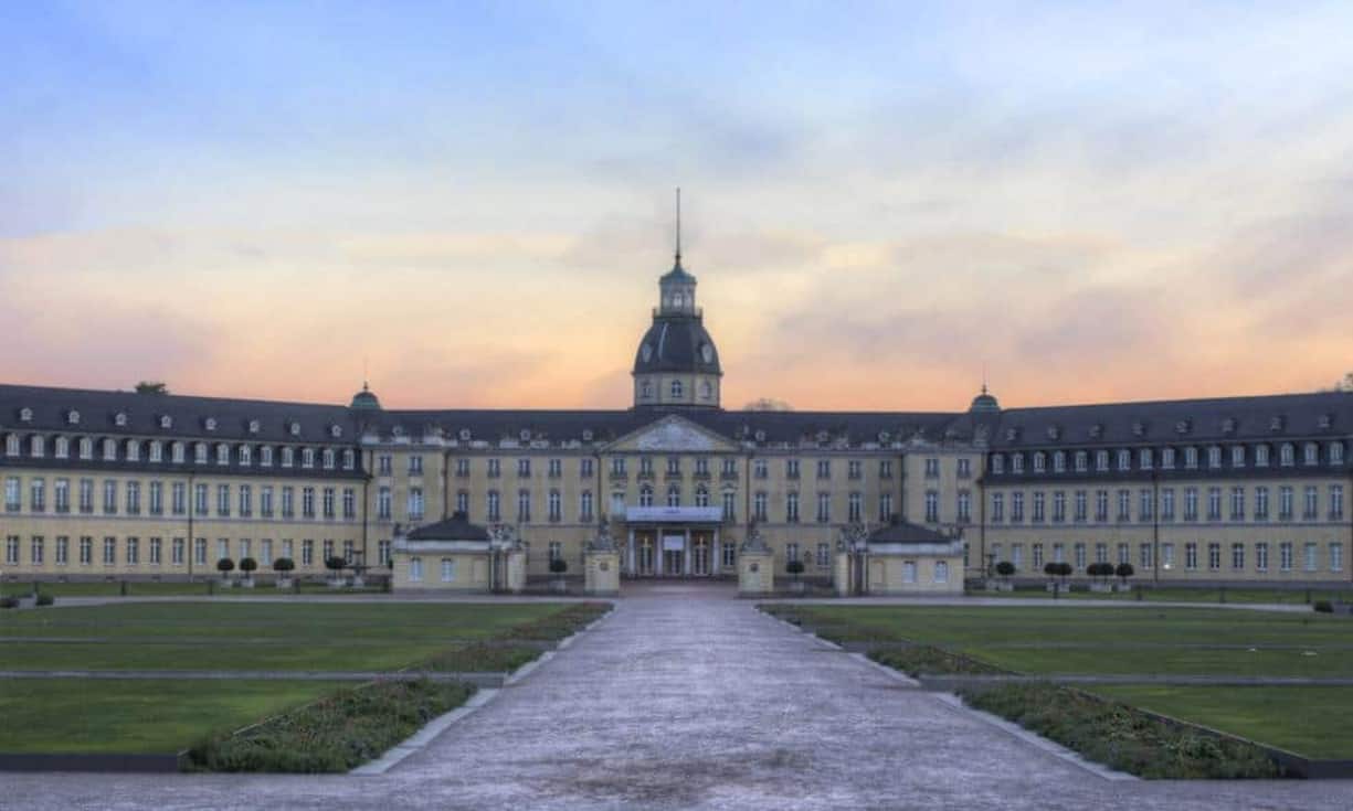 Ebenfalls als Planhauptstadt angelegt ist das deutsche Karlsruhe. 1715 als Hauptstadt der Markgrafschaft Baden-Durlach gegründet, ist die sternförmige Stadtanlage um das Schloss bis heute augenfällig geblieben. Flickr/CC/Christian Reimer