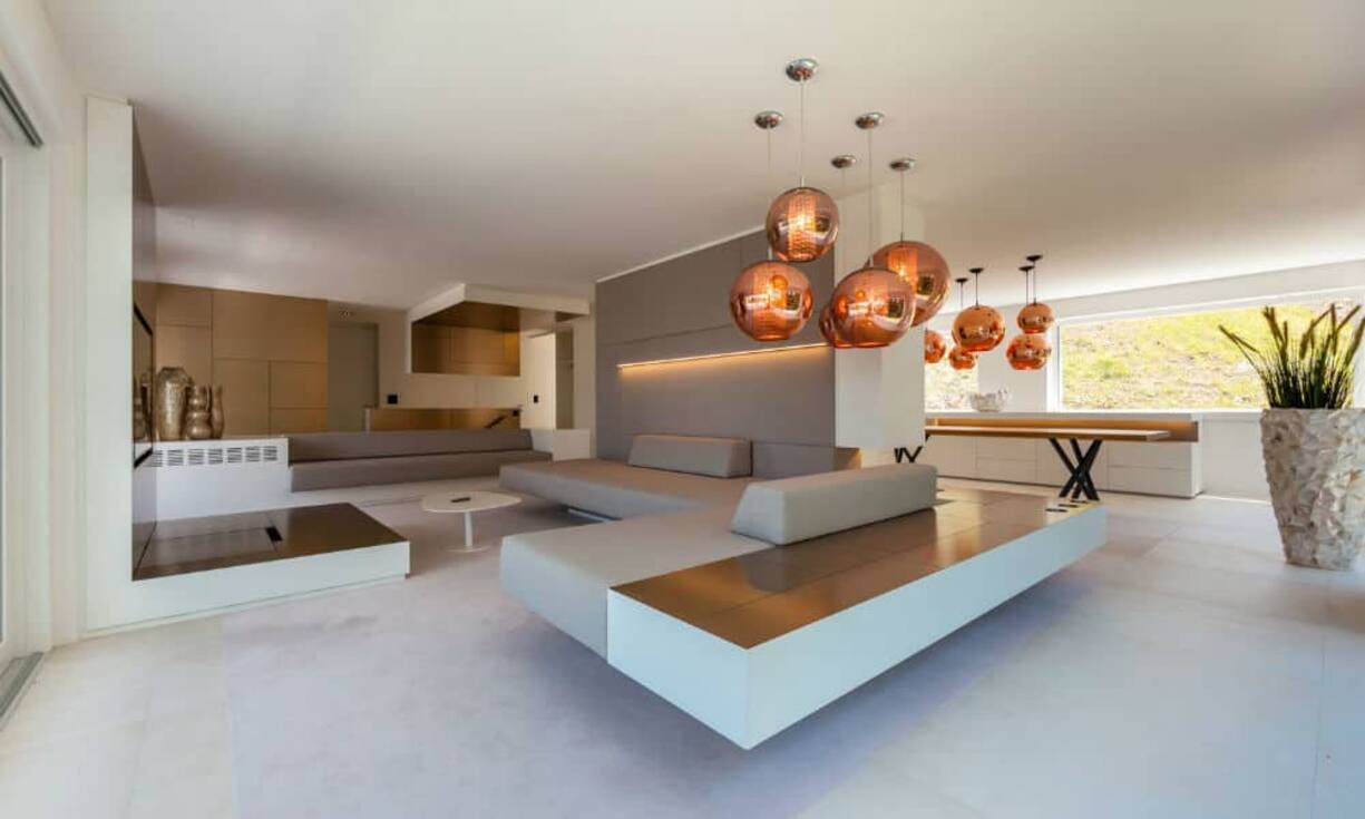 Das edle Wohnzimmer ist durch die bodenlangen Fenster mit der Terrasse verbunden, auf deren man einen Ausblick auf den östlichen Teil des Bodensees hat.