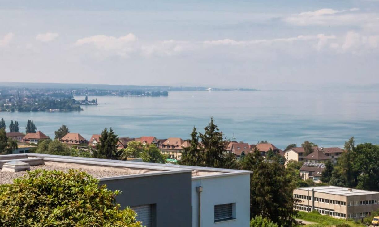 Mit einer Grundstücksfläche von 2'301 m2 und einer Wohnfläche von ca. 300 m2 bietet diese Residenz jedem Familienmitglied viel Platz für Rückzugsmöglichkeiten.