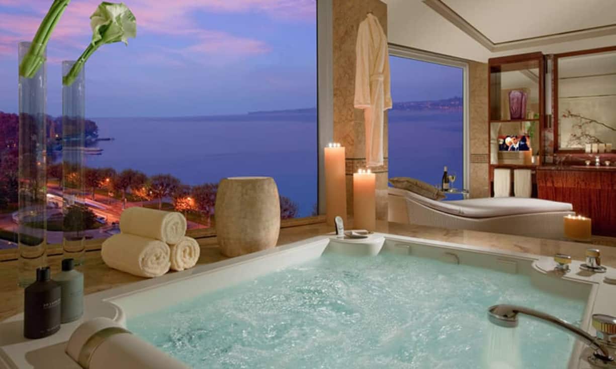 Mit Abstand die teuerste Suite der Welt kostet 77'300 Franken und befindet sich im President Wilson Hotel in Genf. Bekanntheiten wie der jordanische König, Bill Gates und Michael Jackson stiegen hier schon ab. (Bilder: ZVG)